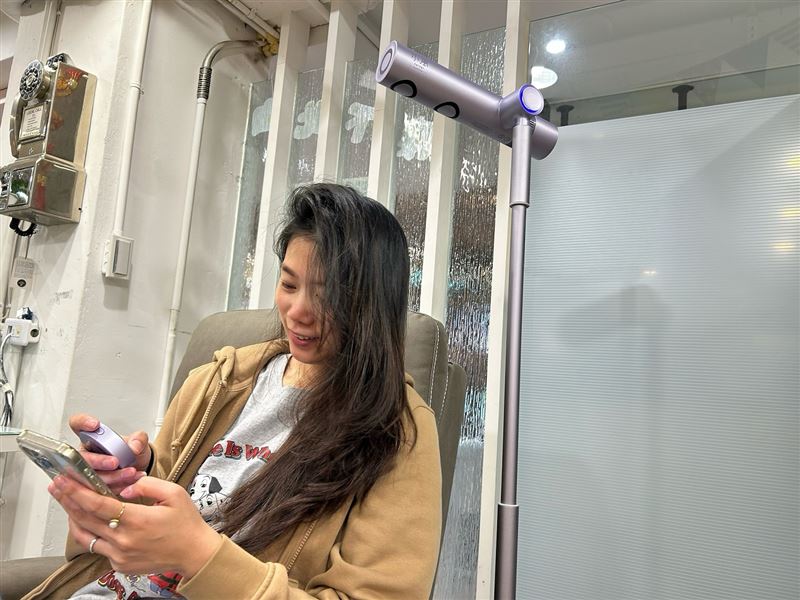 立式吹風機實現真正解放雙手，直接晉升「時間管理大師」。（圖／品牌業者提供）
