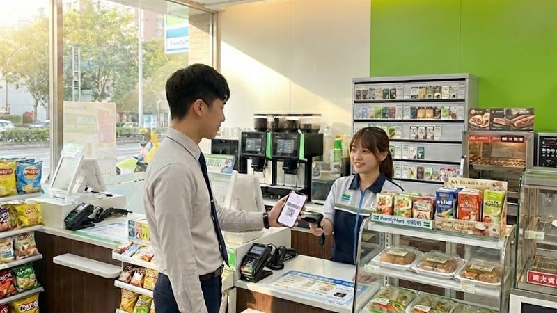 2026年使用Pi拍錢包綁玉山Pi拍錢包信用卡，於全家消費享5％加碼回饋。（圖／品牌業者提供）