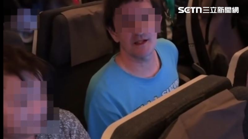 該名外籍旅客搭乘華航倫敦飛往台灣班機上出現多起滋擾事件，引起其他旅客不滿。（圖／網友tin.__提供）
