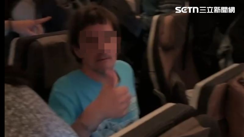 外籍旅客被拍攝時還比讚。（圖／網友tin.__提供）