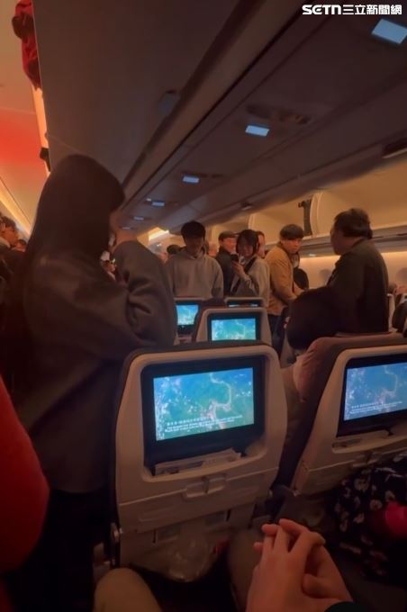 班機抵達後座艙內旅客們群起撻伐對方，而外籍旅客伴侶部段緩頰稱「他只是愛開玩笑」。（圖／網友y.hhh09提供）