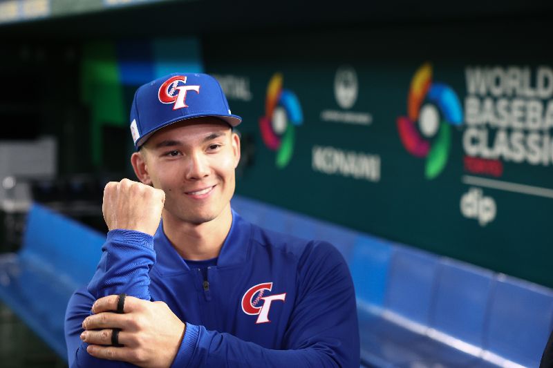 WBC台灣隊「抓手腕」手勢有意涵世界棒球經典賽（WBC）台灣隊準備迎戰5日開打比賽，熱身賽中上壘有「抓手腕」的動作，隊長陳傑憲透露是台美混血好手「費仔」費柴德（Stuart Fairchild）（圖）提出建議的，手勢的背後含義，代表大家手牽手、心繫在一起。中央社記者王騰毅東京攝 115年3月4日