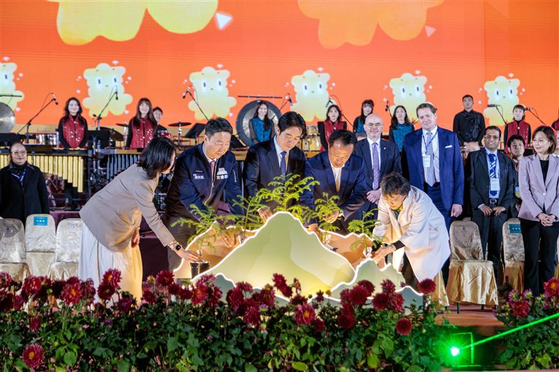 2026台灣燈會3/3開燈，主燈「世界的阿里山」點亮嘉義，100萬人次共襄盛舉。（圖／嘉義縣政府提供）