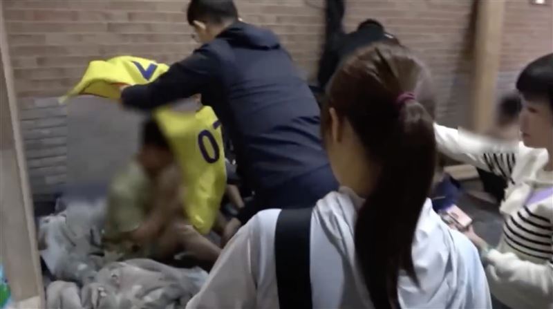 阮姓逃逸移工及其他8名逃逸移工全遭逮捕歸案。（圖／翻攝畫面）