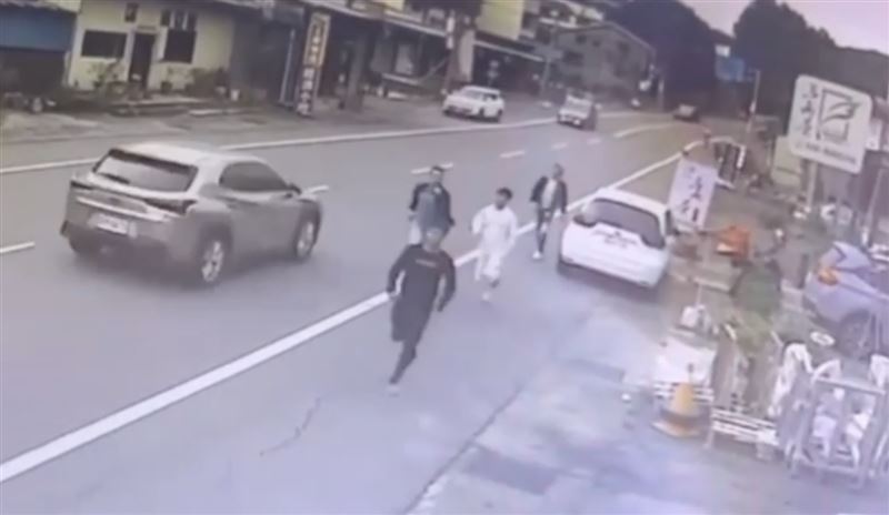 事故發生後，車上移工將肇事車輛遺棄逃離現場。（圖／翻攝畫面）