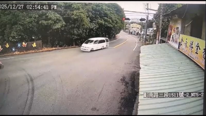 阮姓逃逸移工駕駛休旅車闖紅燈撞死60歲男後肇逃。（圖／翻攝畫面）