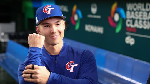 費仔提議新上壘手勢　「抓手腕」意義曝光