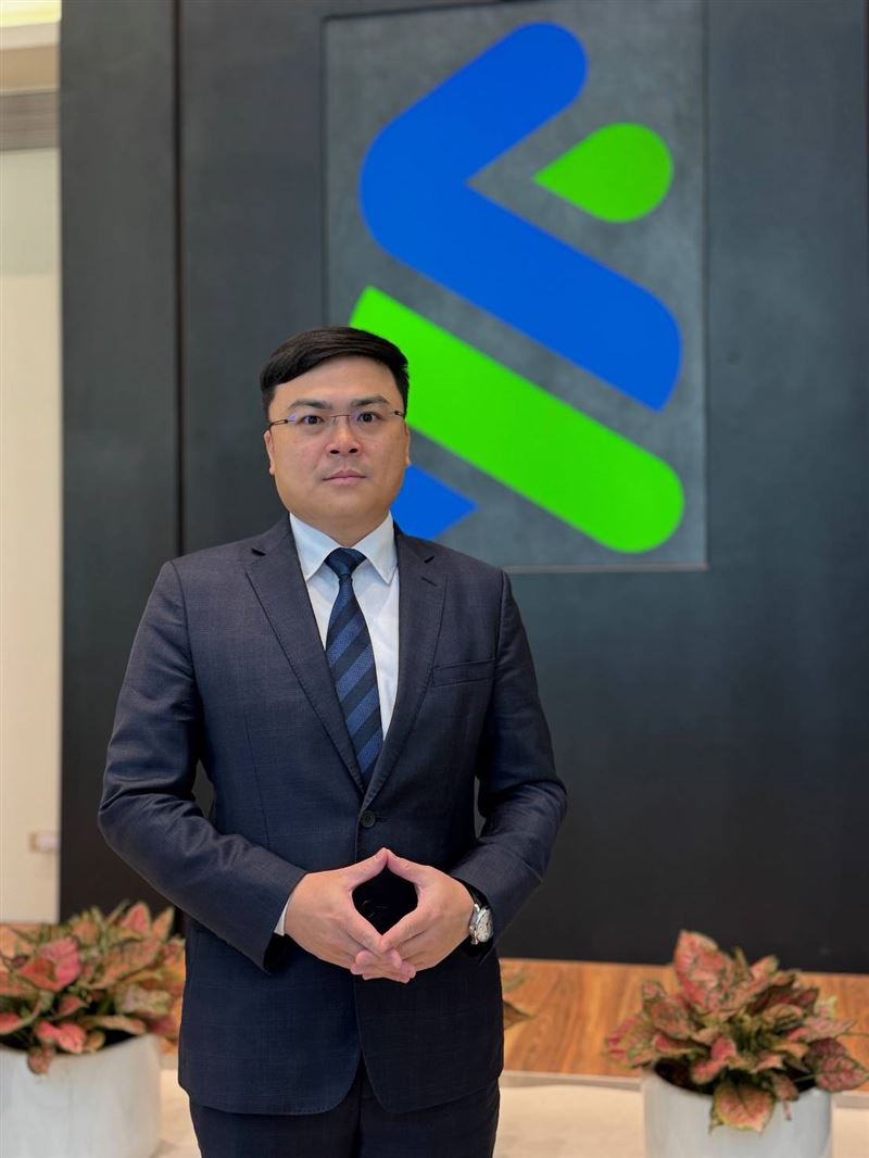 美伊衝突升溫，國際局勢劇震！渣打銀行指出，隨美、以攻擊伊朗及伊朗報復行動，油價飆、金價突破每盎司5,400美元。渣打預期衝突屬短期事件，建議投資人勿恐慌拋售，可配置黃金避險，並分批布局強勁需求的AI及能源類股。（圖／渣打銀行提供）