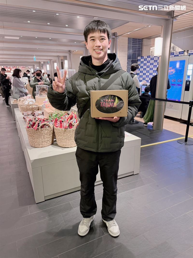 台灣隊黑粉帽T今日在東京「誠品生活日本橋店」僅上架12件，台灣球迷幸運抽中。（圖／李先生提供）