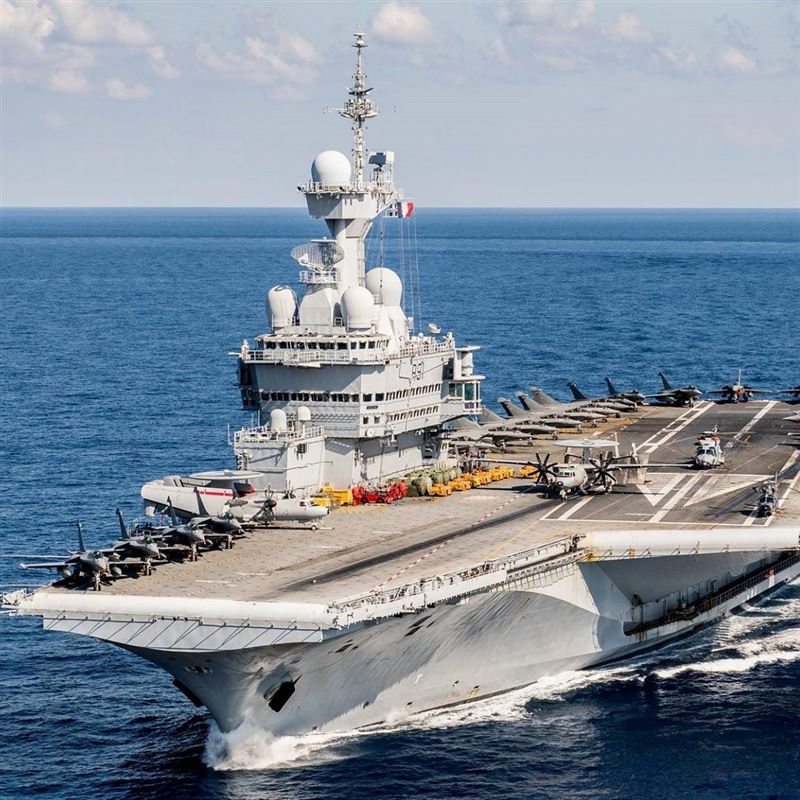 以開創法國第五共和的前總統為名的「戴高樂」號,事法軍唯一仍在服役的航母。3日,總統馬克宏下令其開赴地中海協防,以因應美以空襲伊朗所引爆的中東戰火。(圖/翻攝自X平台 @ozgurozkurt_16)