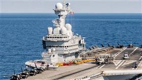 以開創法國第五共和的前總統為名的「戴高樂」號，事法軍唯一仍在服役的航母。3日，總統馬克宏下令其開赴地中海協防，以因應美以空襲伊朗所引爆的中東戰火。（圖／翻攝自X平台 @ozgurozkurt_16）