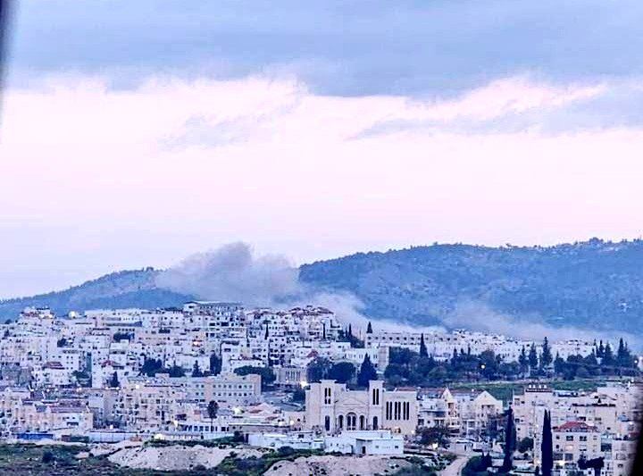 伊朗報復美以轟炸不停手，4日再有飛彈射向以色列中部耶路撒冷區的貝特謝梅什。X平台網友分享，遠方冒出陣陣煙塵。（圖／翻攝自X平台 @wolfbrief_）