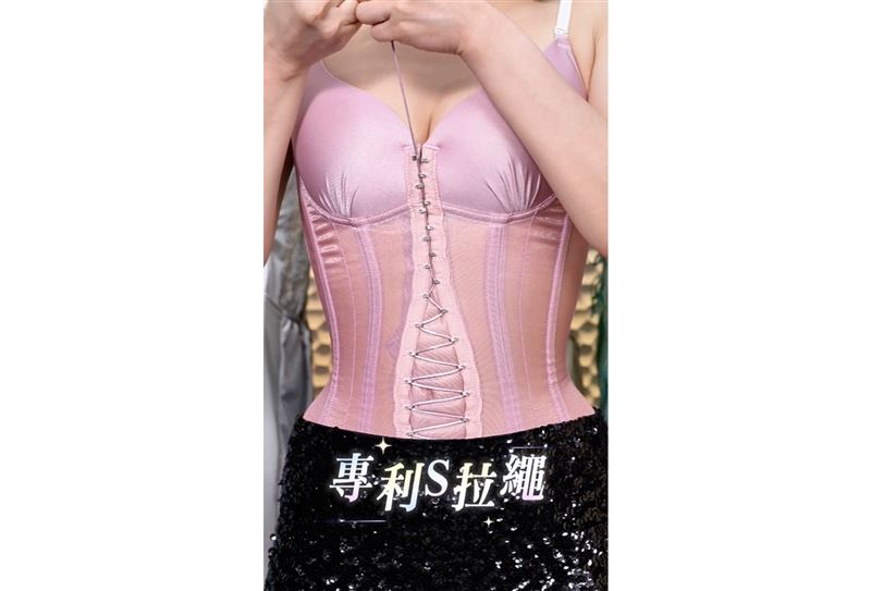 女星宋羽葤「一秒變B5腰」！蘿琳亞塑身衣讓你不用抽脂也能穿上緊身洋裝。（圖／截自影片）