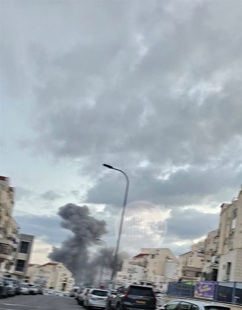 以色列中部耶路撒冷區的貝特謝梅什，於4日再遭伊朗轟炸，X平台網友分享街道冒出巨大濃煙。（圖／翻攝自X平台 @RochevalX）