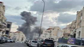 以色列中部耶路撒冷區的貝特謝梅什，於4日再遭伊朗轟炸，X平台網友分享街道冒出巨大濃煙。（圖／翻攝自X平台 @RochevalX）