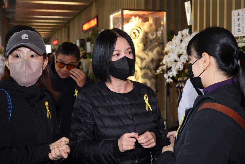 苗可麗現身告別式。（圖／記者鄭孟晃攝影）