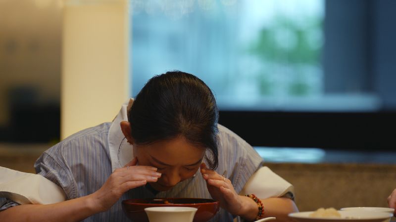 作家馬世芳主持節目「也好吃」，邀請曾寶儀（圖）分享童年時期在香港品嘗叉燒的美味回憶，「我們家一定是吃半肥瘦的叉燒，燒焦黑黑的部分才是最好吃的」。（圖／中央社）