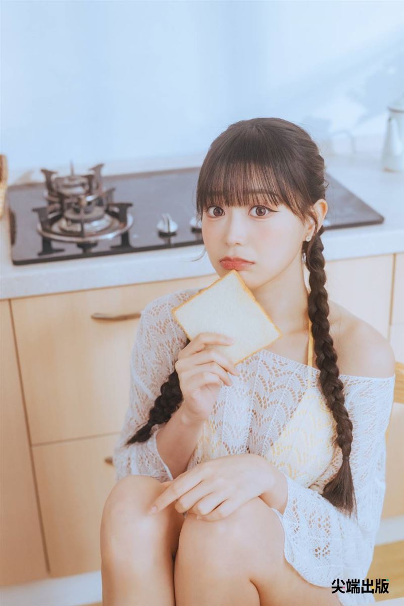 韓籍啦啦隊女神邊荷律首度推出個人寫真。(圖/尖端出版提供)