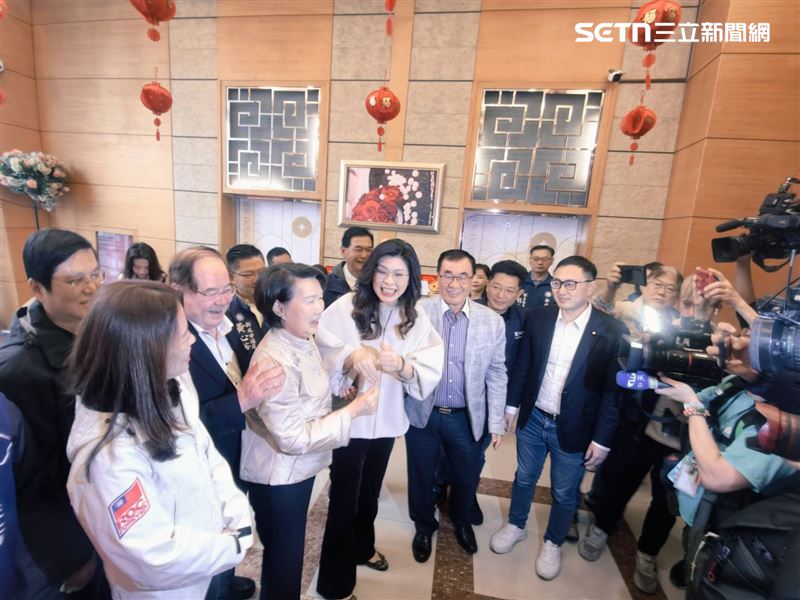 鄭麗文與李四川同台，出席新北市婦女會新春團拜活動。（圖／翻攝畫面）