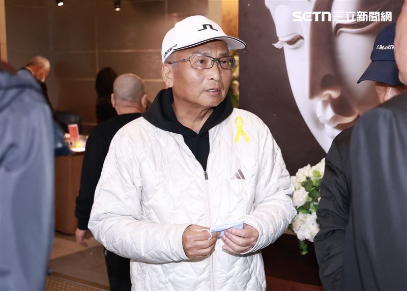 孔鏘送老友最後一程。(圖/記者鄭孟晃攝影)