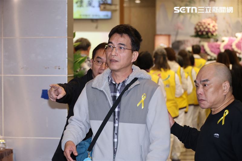 樂手阿咪老師現身悼念。(圖/記者鄭孟晃攝影)