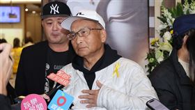 孔鏘送老友最後一程。（圖／記者鄭孟晃攝影） 