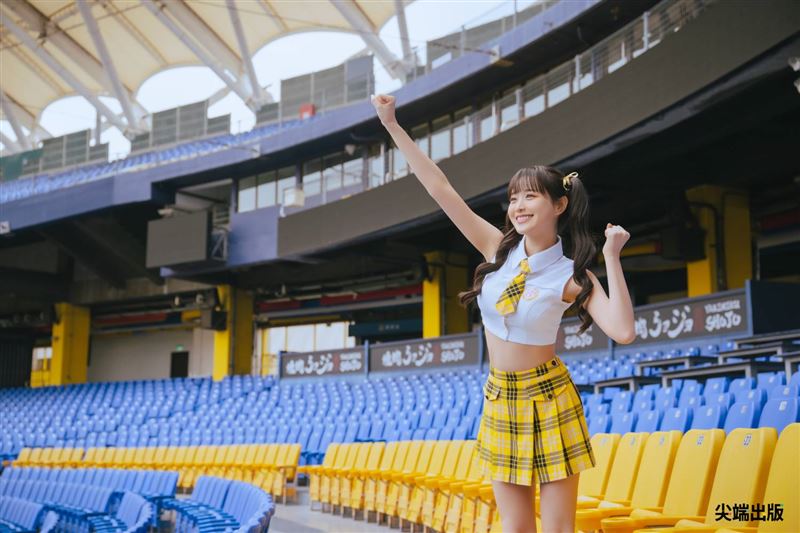 邊荷律特別在對她相當有意義非凡的洲際棒球場進行拍攝。(圖/尖端出版提供)