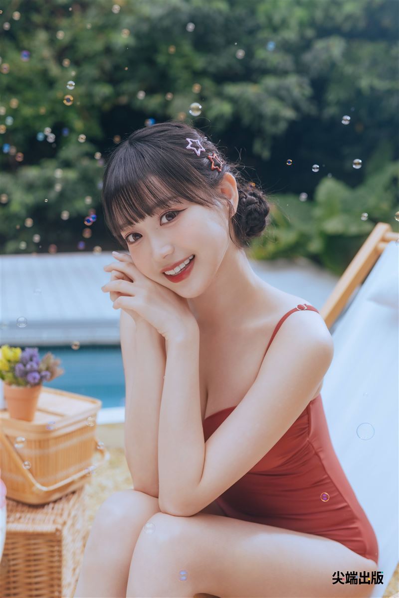 邊荷律拍攝個人寫真,捕捉陽光甜美形象。(圖/尖端出版提供)