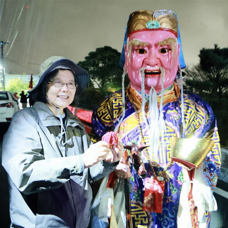 蔡英文分享參加元宵遶境活動的照片(圖/翻攝自蔡英文臉書)