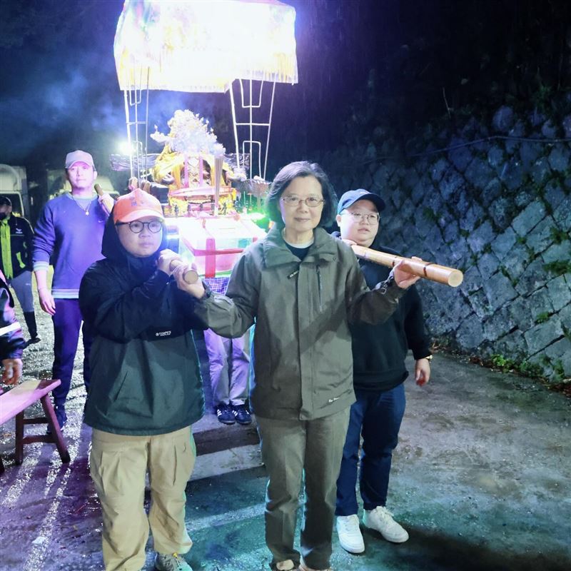 蔡英文分享參加元宵遶境活動的照片(圖/翻攝自蔡英文臉書)