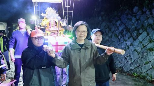 元宵遶境親扛轎　蔡英文急澄清一句網笑了