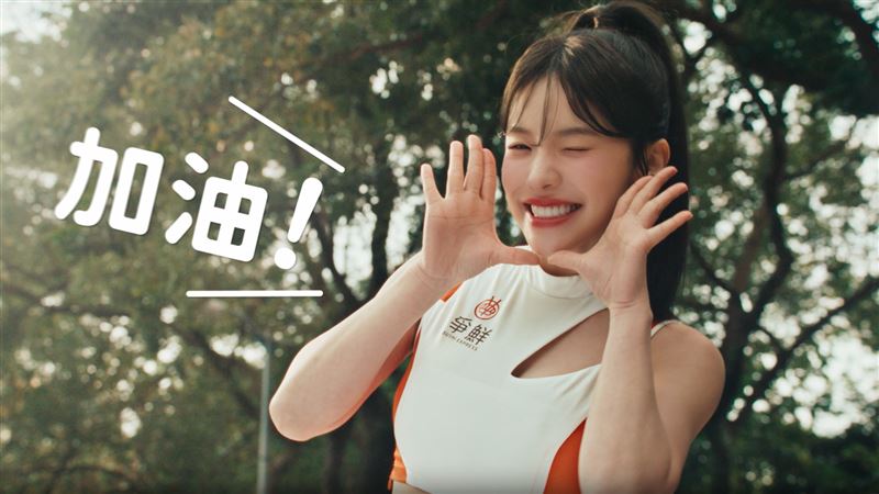 李多慧用燦爛笑容為你加持,一起迎戰開工季與世界棒球經典賽的熱血時刻。(圖/品牌提供)