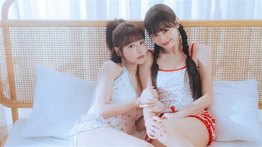 邊荷律首度出寫真！峮峮暖心合體成定心丸