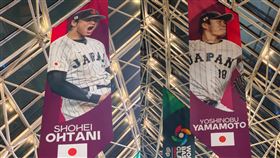 東京巨蛋場外懸掛各國棒球王牌選手的旗幟。（圖／翻攝自日本自助旅遊中毒者臉書）