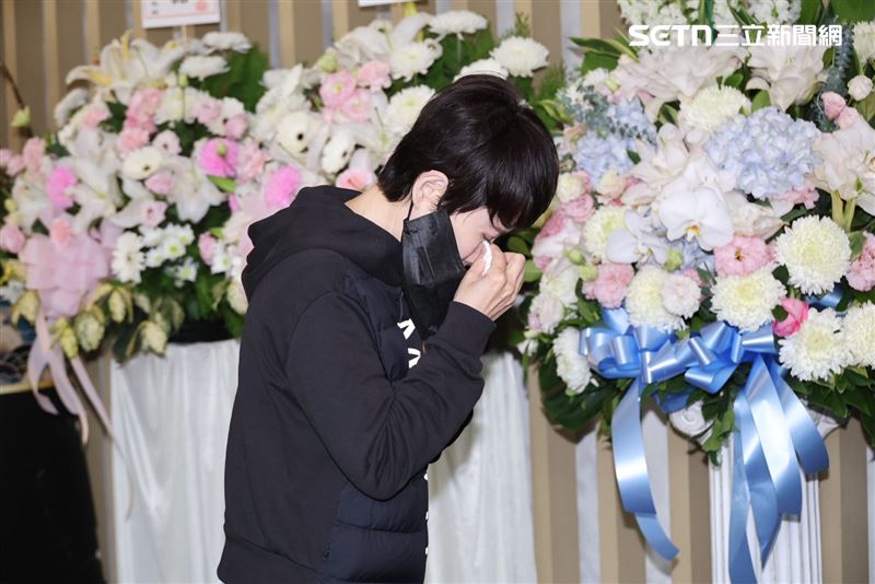 詹雅雯告別老友詹緒純。（圖／記者鄭孟晃攝影）