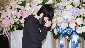 詹雅雯告別老友詹緒純。（圖／記者鄭孟晃攝影）