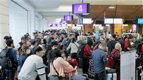 中東地區航空受衝擊　機場公司提醒確認航班資訊桃園國際機場公司1日表示，因中東情勢影響，統計至晚間6時，1日共取消6班機；另外，上午因報到系統當機事故，一度造成旅客大排長龍，提醒旅客出發前確認最新航班資訊。中央社記者吳睿騏桃園機場攝　115年3月1日