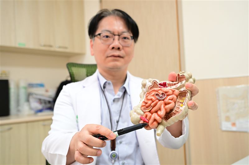 傅軍毓醫師以達文西手術精準剝離腫瘤,同時也保留直腸,病患的排便與排尿功能未受明顯影響。(圖/亞大附醫提供)