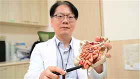 小車禍意外揪出腹內藏10公分腫瘤，腸尾囊腫，達文西手術精準拆彈，保留直腸(圖／亞大附醫提供)