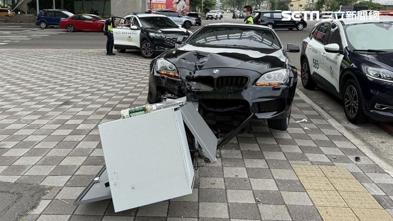 白男毒駕追撞路人後肇逃,於逃跑途中在路口撞上變電箱,狼狽落網。(圖/資料照)