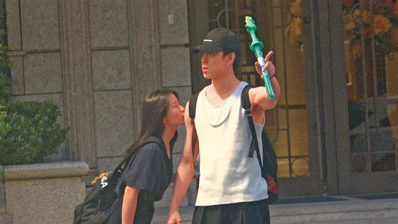 北一女神豐富情史曝光「啄木鳥式」狂吻他