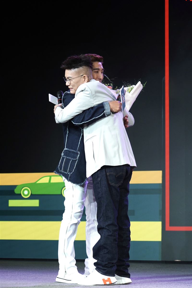 潘若迪（左）、沈玉琳台上擁抱。（圖／記者趙于瑩攝影）