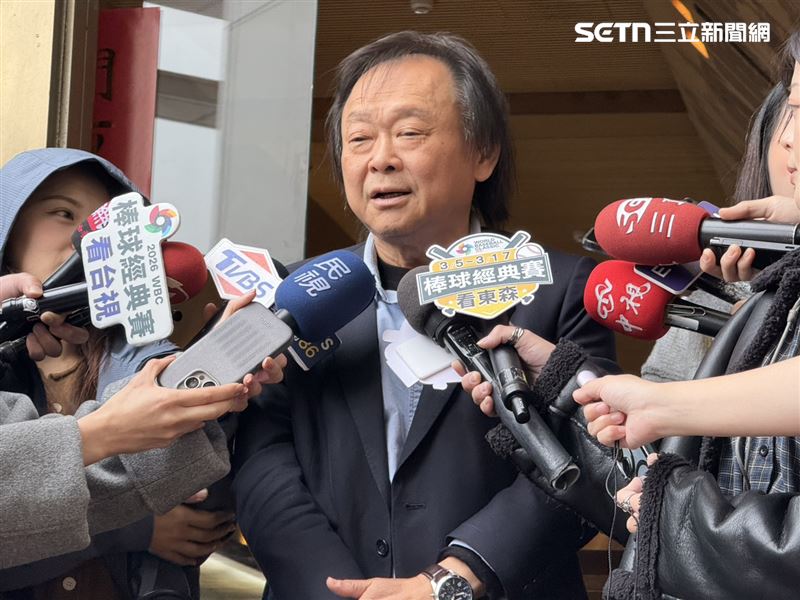 民進黨立委王世堅出席中常會前受訪，在媒體起哄下清唱一小段童安格的《忘不了》（圖／記者劉秀敏攝影）