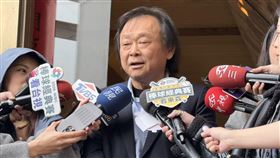 民進黨立委王世堅出席中常會前受訪，在媒體起哄下清唱一小段童安格的《忘不了》（圖／記者劉秀敏攝影）
