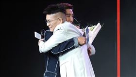 潘若迪（左）、沈玉琳台上擁抱。（圖／記者趙于瑩攝影）