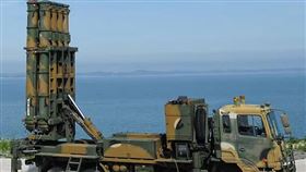 部署在阿聯的南韓國產天弓二型防空系統，與愛國者飛彈協同作戰。（圖／翻攝自X平台 @Awaken_Eyes）