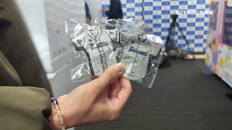 除了扭蛋還有其他應援物，球迷們一早就來搶購