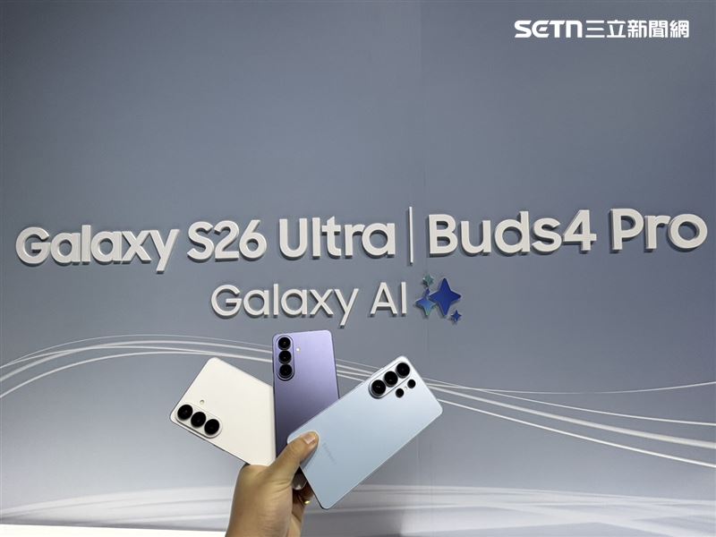 三星在S26 Ultra上首度導入「物理級防窺」技術。記者現場實測發現,螢幕透過控制像素光線散射,使側面觀看幾乎呈現全黑,大幅降低被偷窺風險,同時仍維持優異的抗眩光效果,通勤族無須再額外貼防窺膜。(圖/記者王文承攝影)