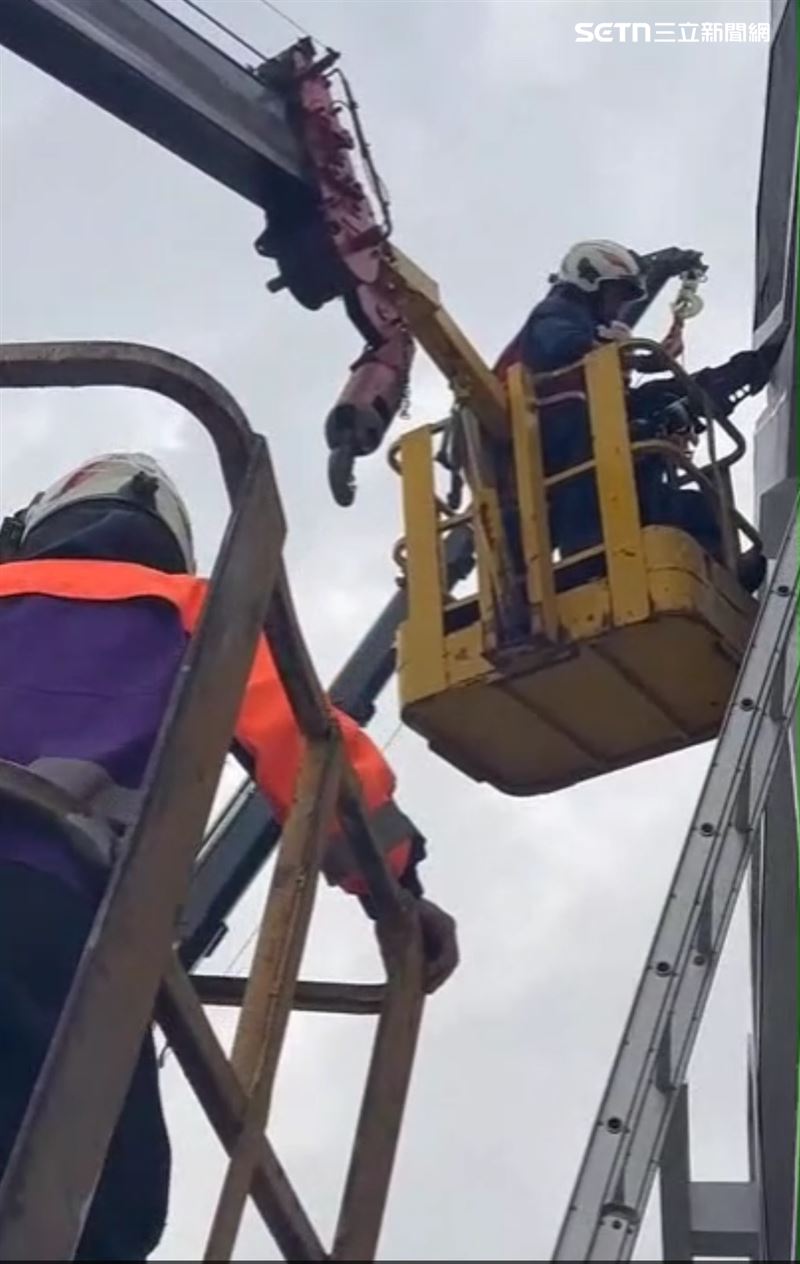台灣燈會才開幕！58歲工人慘遭「迎賓拱門」夾斷手，空中哀號緊急送醫。（圖／翻攝畫面）