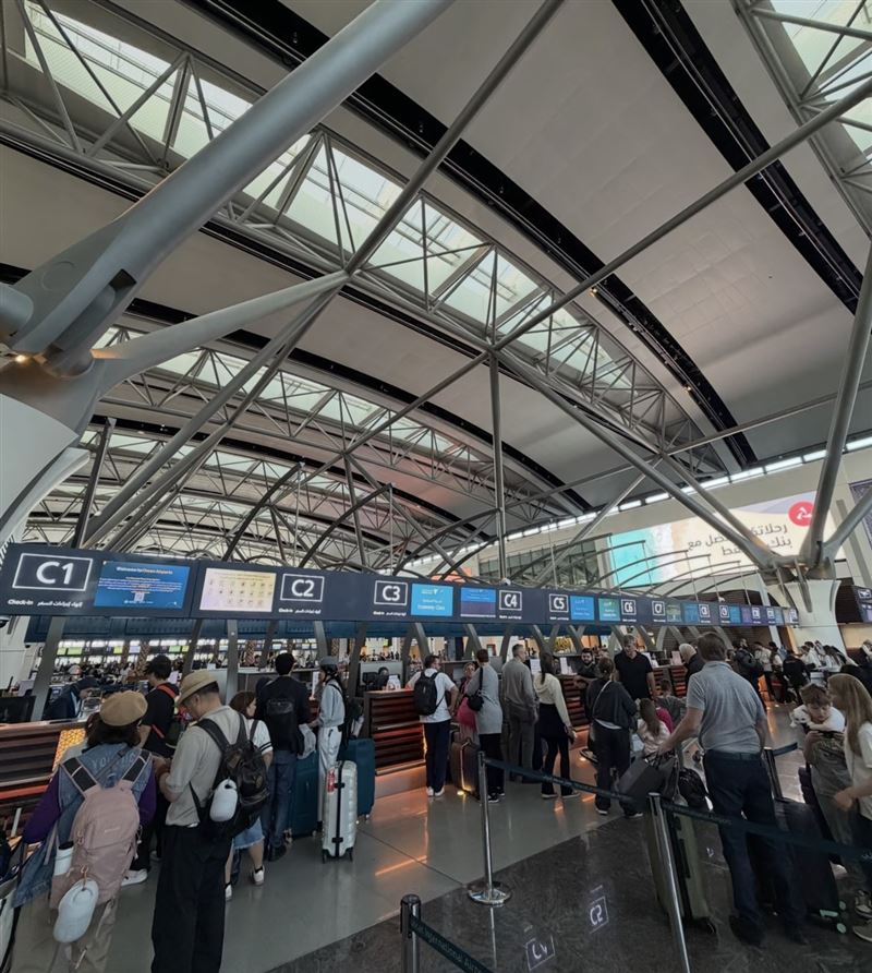 弦子一家人決定改走陸路突圍，自費約7千元人民幣包車，連夜驅車11小時跨境前往馬斯喀特，馬斯喀特為阿曼首都，成為他們轉機的關鍵據點。（圖／翻攝自弦子小紅書）